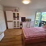 Apartment Sonniges Und Gaestezimmer, Haus Borowiec Hofmark
